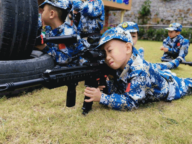 位于越秀区麓湖公园登峰足球场 通过真人cs军事训练 全面提升孩子的