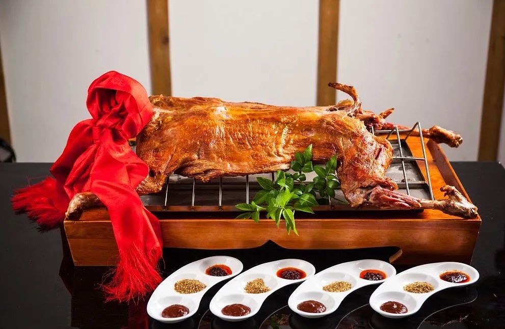 只有这盘冒着 热气的烧烤 驱散一整天的烦忧 采用 传统新疆烤羊肉手法