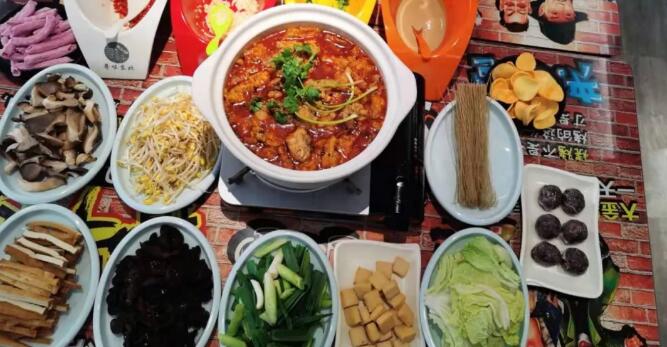【大学路】肉汁浓郁满屋飘香!¥59抢价值218「寻味东北串工坊」3-4人餐=砂锅鸡/砂锅羊杂+白菜+豆芽+粉条+油豆干+木耳+蘑菇+鱼豆腐+蒜苗+涮料+粘豆包+酸梅汤+小吃!