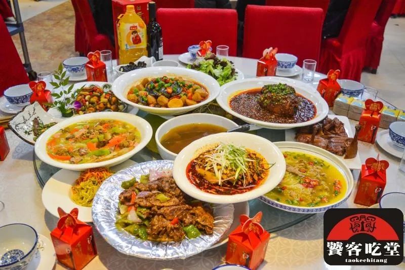 【成华区|新华公园|团年饭】饕客吃堂传家菜!仅599元抢价值1268元饕客吃堂团年饭套餐!899元=团年饭套餐升级版!