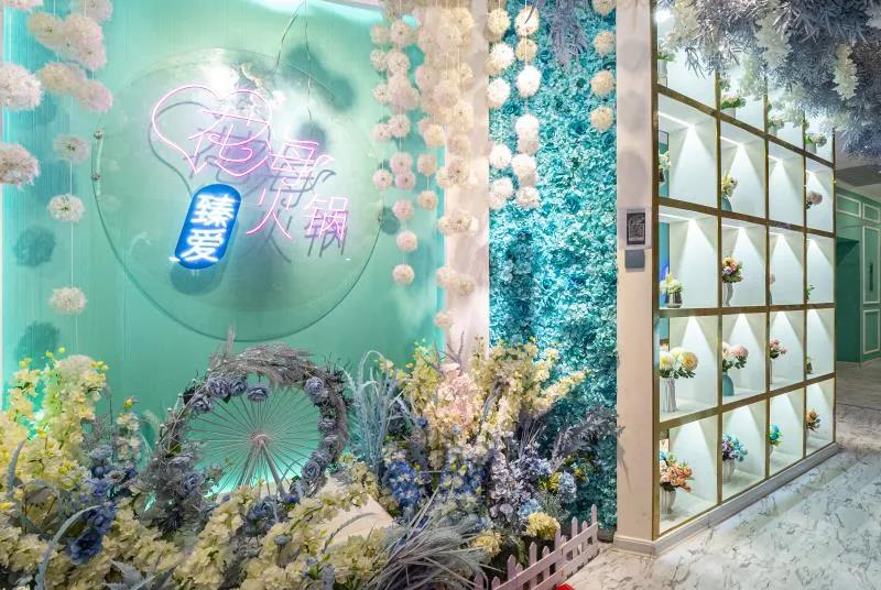 【钟楼地铁口】花的海洋,爱情的打卡圣地,品尝爱你火锅!¥89抢价值288元「花海臻爱」双人餐=情侣套餐鸳鸯锅+黑鱼+牛肉卷+培根+茼蒿+豆腐皮+定西宽粉+底菜:魔芋+酸萝卜+豆芽+料碗等!