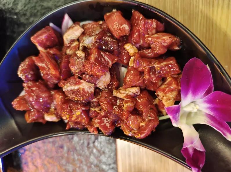 【昌平沙河·原时烤肉】食肉兽新天地~“肉”惑难挡!89元抢242元「原时烤肉电音酒场」双人套餐=黑椒牛肉粒+五花肉+秘制鸡腿肉等