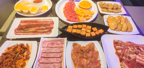 【金水万达】十五年口碑老店!烤肉味道更惊艳!¥99抢价值269「汴梁红云烧烤」3-4人餐=韩式猪五花+麻辣牛五花+香辣小肥羊+培根+嫩鸡肉+鱼豆腐+面筋+茄子+生菜+馍片+水果拼盘+鲜榨西瓜汁等!