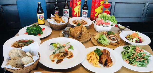 【千玺广场▪春节可用】来大玉米楼感受原汁原味德式大餐!¥29. 9起抢106「德国普拉那餐厅」酒水套餐!¥368抢988年夜饭6人餐=德式烤猪肘+巴伐利亚烤鸡配薯条+香肠拼盘等12道菜