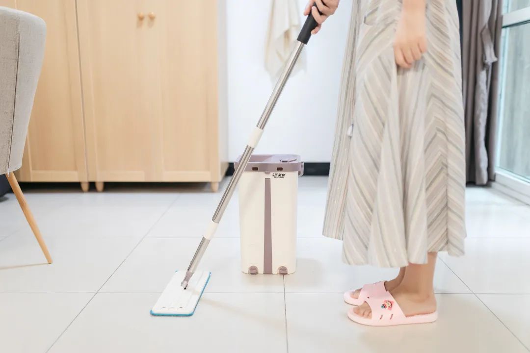 火爆短视频的免手洗拖把~仅39.9元=刮刮乐免手洗拖把(升级版)~含:拖把桶+拖把杆套装+拖布2块+刮刀~洗脱合一,省时省力