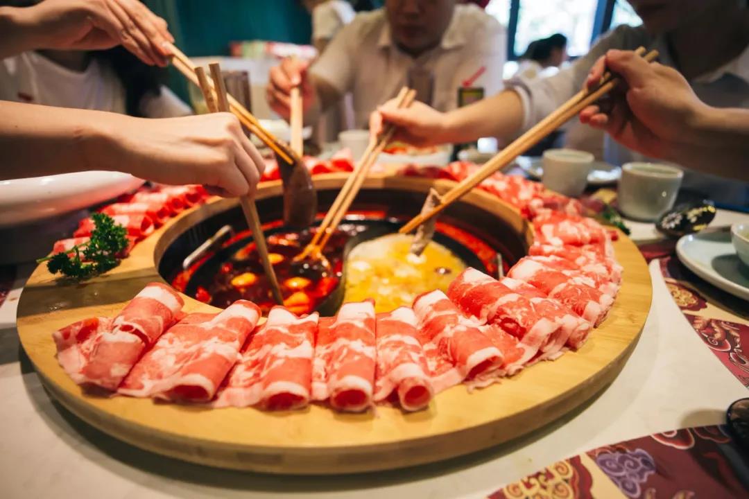 【万象汇商圈】老牌九宫格火锅!魅力无法阻挡!仅¥9.9抢「莽子火锅」100元代金券!旅划算客户可每桌免费获得酸梅汁1扎+免费停车