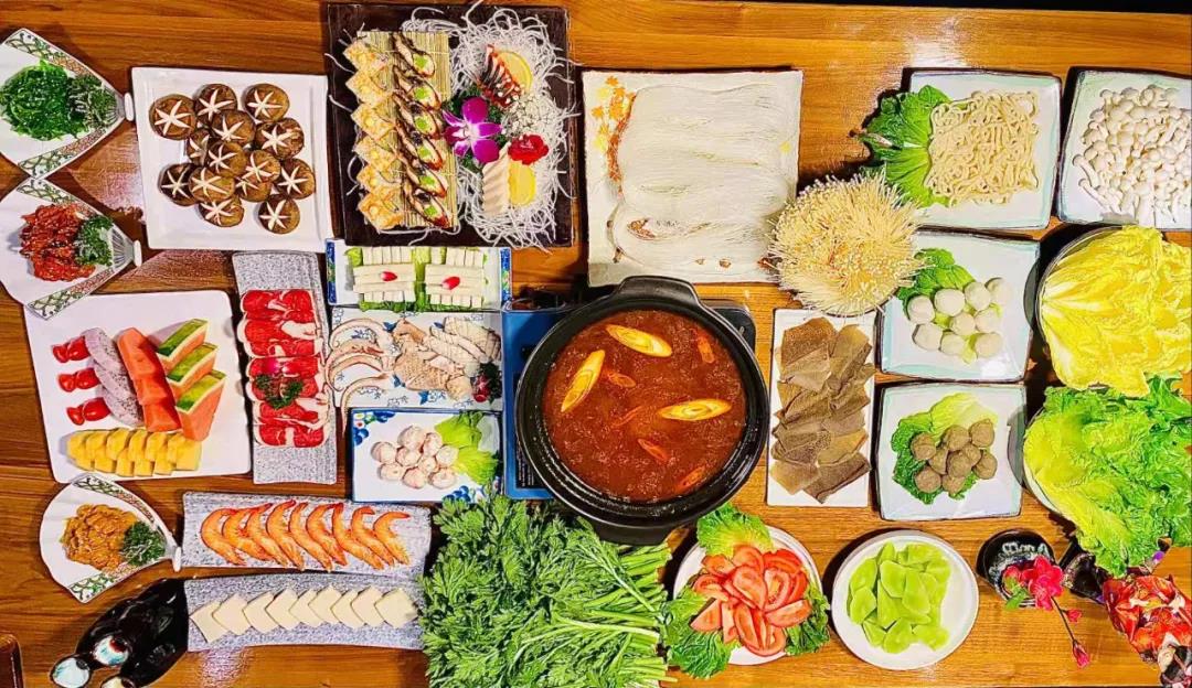 【渝北区】海量美食大放送!仅188元抢门市价368元「华辰国际大酒店」火锅3人餐!前菜+肉类+海鲜+热菜等通通都有!