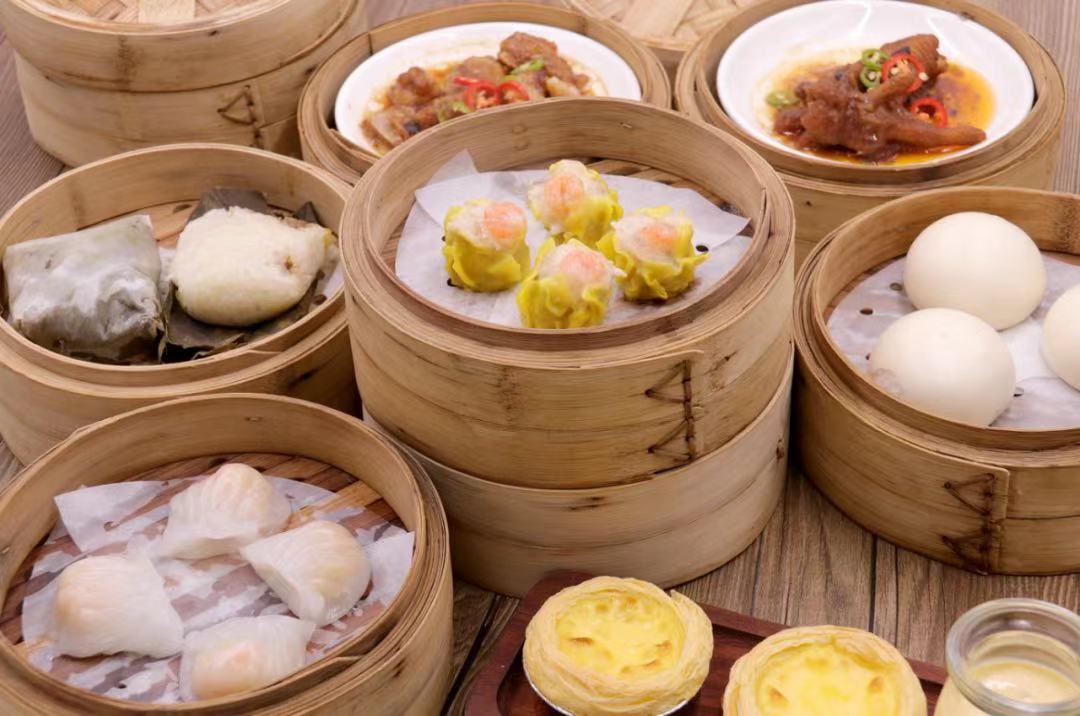 当日可约【市中心·五星酒店,精品粤式套餐】全新厨师团队,打造粤菜经典~仅98元=2大1小抢「世茂成都茂御酒店」高空粤式午餐10道菜~168元=3-4人餐13道菜~粤式虾饺+酱香凤爪+广式烧鸭等~