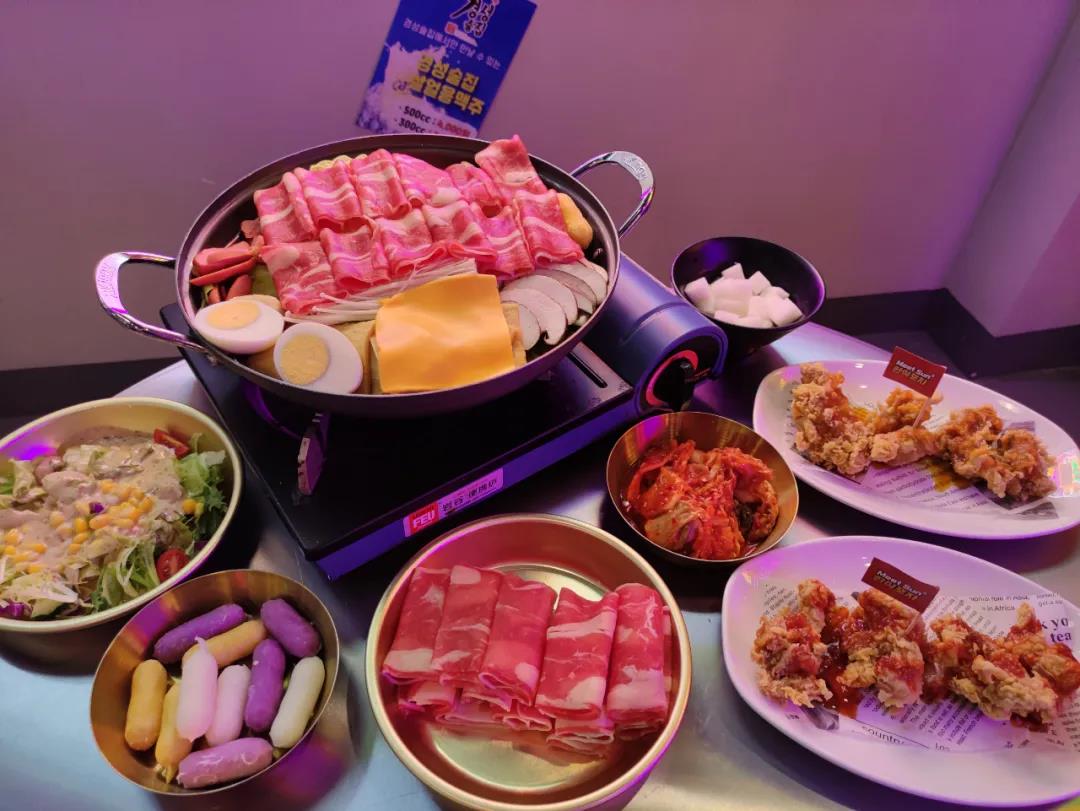 广西大学·Meet Sun韩式大排档丨年糕火锅配炸鸡!韩剧同款韩料店来袭!仅68元起抢2-3人餐=芝士满满年糕火锅+肥牛一份+炸鸡3选1+N~全国连锁品牌!地铁直达!网红打卡拍照圣地!冰淇淋免费自助