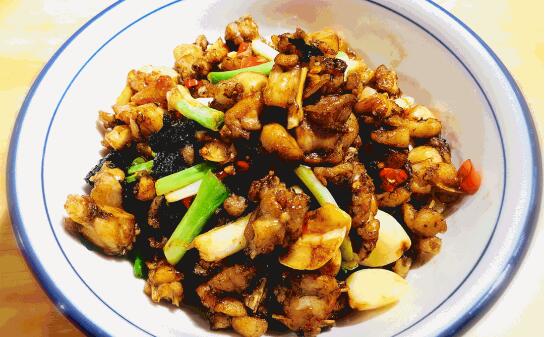 【威哥炒鸡】宝藏炒鸡店!享受湘菜的魅力!79.9元抢价值177元威哥炒鸡(原味/酸辣)+锅气牛蛙+菜生子豆腐脑汤+酸包菜粉皮等