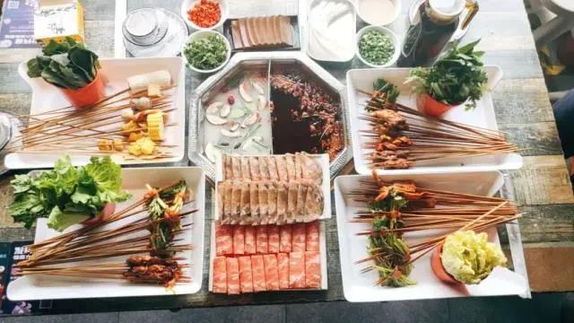 【2店通用】大开吃戒!撩人串串等你来!¥109抢价值242「胡涂印象老串串」4人餐=锅底3选1+100根签+雪花肥牛+乌鸡卷~