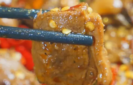 【成华区|新华公园人气美食餐厅】细嫩甘香鹅肉,馋到你口水直流!¥99抢价值299「吃醉爱鹅」4人餐=香辣火焰醉鹅一锅+胡萝卜+洋葱+土豆+青笋+魔芋+酒香鹅+巧拌豆腐丝+油炸卤味牛肉串串20根+米饭