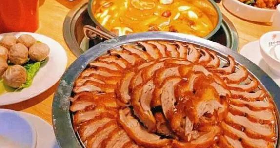 【3店通用】外脆里嫩,一口沦陷!¥99抢价值272「守柴炉烤鸭」3-4人餐=烤鸭1只+酸萝卜鸭架汤+撒尿牛丸等!