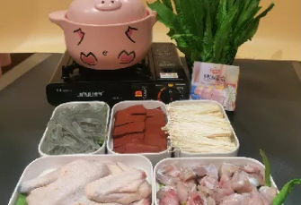 金湖广场B口 | 店家精心钻研的土鸡火锅!仅88元抢价值267元「时温食舍•榴莲椰子鸡煲火锅」套餐=酸汤土鸡煲1份+蛙肉1份+N