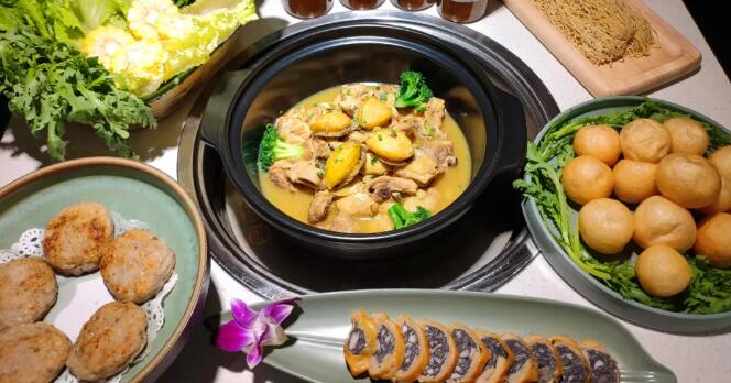【永威木色】粤菜经典!美味传承!¥168抢价值294「鲍凤元·鲍鱼焖鸡」4人餐=经典鲍鱼焖鸡+黑松露卷+均安鱼饼+大大大面筋+蔬菜拼盘(生菜/茼蒿/菠菜/娃娃菜/玉米)+竹笙面+鲍凤元鸭屎香柠檬茶等!
