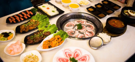 【大石桥•周边6公里免费配送】原汁原味的韩式烤肉!¥99抢价值334「东北嫩烤小串韩式烤肉」3-4人餐=招牌烤三文鱼头+韩式五花肉等!可借用烤炉