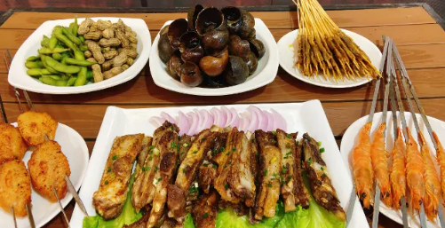 【大河锦江饭店】高星酒店里的麻辣鲜香,俘获你的味蕾!¥128抢价值282「大河锦江饭店」烤羊排3-4人餐=特色烤羊排2斤+蒜香烤鲜虾6串+烤鸭肠40串+烤鸡翅4只+田螺+花生毛豆等