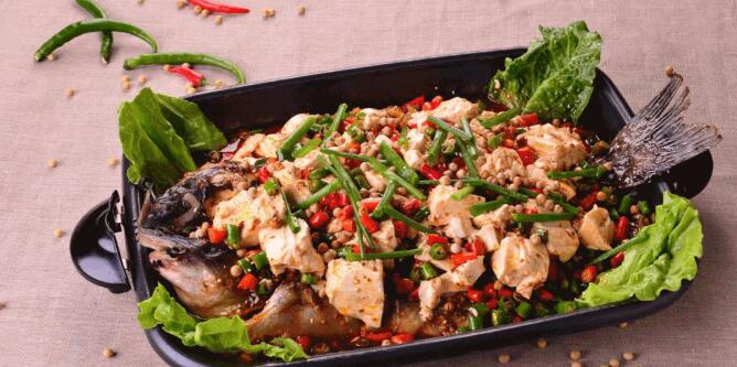 豆花和烤鱼碰撞,让你“鱼”味无穷!¥9.9抢价值128元「鲜渔厨」豆花烤鱼套餐=清江鱼2斤+锅底(含豆花)口味9选1+栀子水!