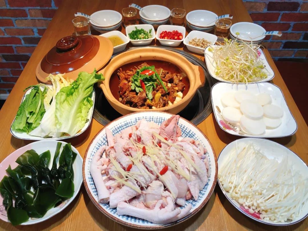 【萝岗|敏捷广场/线坑花园2店通用】各位街坊一起食靓鸡!¥69元享门市价220元「食靓鸡」招牌鸡煲3-4人餐=招牌鸡煲+金针菇等