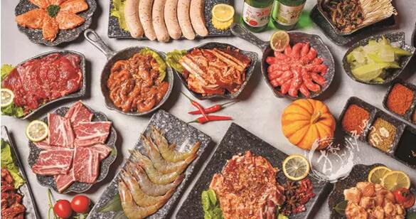 【中原万达丨新店开业】秘制甜口烤肉,刷新你对烤肉的认知!¥109抢价值277「撩炉烤肉」4人餐=蜜汁五花肉+蜜酱小鱿鱼金针菇+黑椒无骨鸡腿肉+撩炉特质红酒肠+烤苏打棉花糖+越南小青芒+烤葱香薄饼等!