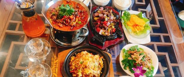 【嵩山路•五一通用】爆品牛排回归!闹市里的融合餐厅!九年老店!仅¥89抢价值296「花之林人文茶馆」套餐=手撕麻椒老卤鸡+铁板黑椒牛仔粒等!¥69.9抢牛排套餐!舌尖味蕾的享受!
