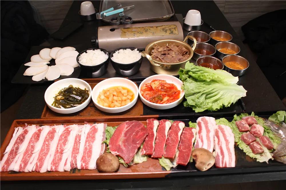【海珠|荔湾|2店通用】肉多大件,整整一大盘!¥99元抢「嘿牛烤肉韩国料理」韩国烤肉3人餐=澳洲和牛+八头大虾+双层肥牛+牛板腱+孜然肥牛+五花肉+生菜+韩式烤肥牛饭+杏鲍菇+韩式小吃+茶位