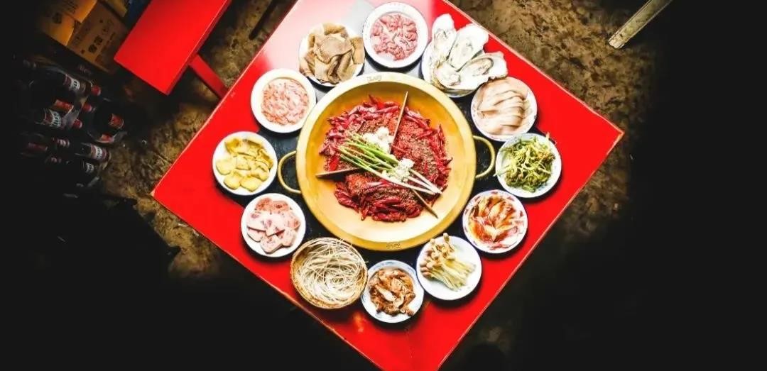 【成都|4店通用】特色奔驰三味锅,尝尽麻辣鲜香!¥78抢价值198「叁口煮市井老火锅」双人劲爆套餐=奔驰三味锅+油碟+泡嫩牛肉+油泡牛舌+乌鱼片+郡花+山城发鱿鱼+鲜鸭肠等8荤5素全含!