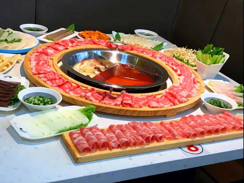 【曹家庙社区】来场麻辣鲜香的盛宴!仅99元抢价值388元「牛五方多味火锅」4-5人套餐=奔驰三味锅+超级牛肉圈+一米羔羊+龙利鱼+鲜鸭血+功夫土豆片+鲜豆皮+井水豆芽+红薯粉+油麦菜+冬瓜+金针菇!