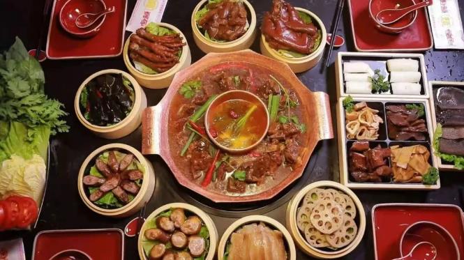 【大学路】国潮火锅等你来打卡!仅89.9元抢价值262元「巴蜀火锅」3-4人套餐=锅底6选1+高钙羊肉卷1份+一米肥牛卷1份等!