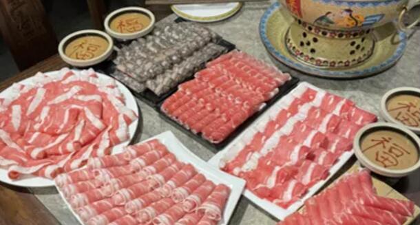 【金水区】满桌全是肉的地道铜锅涮!¥128抢价值358「皇涮铜锅涮」4人餐=经典老北京清汤锅+精选羔羊肉+羊腹肉+特级肥牛+精品高钙羊肉+优质肥牛+美颜乌鸡卷+皇涮芝麻酱!