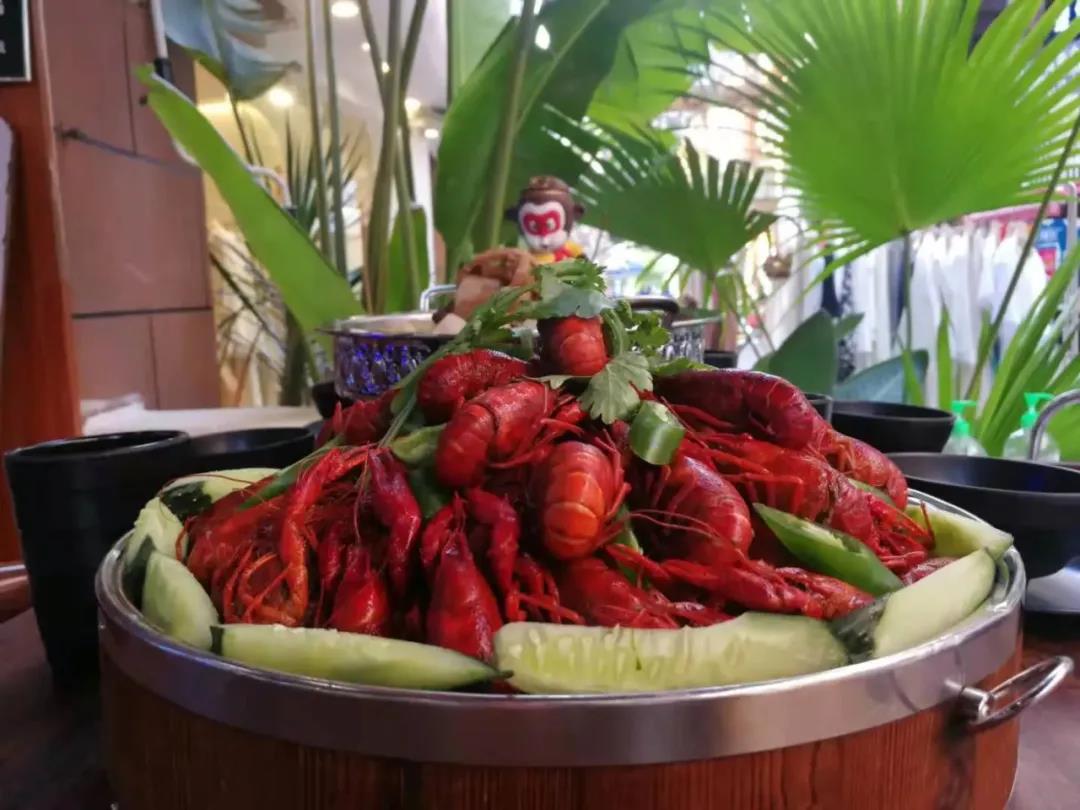 江南万达·金街美食丨享牛杂鲜汤大口吃肉,同享捞饭美味!仅76元起抢价值159元「蒙面大锅」2人特色牛蛙套餐!99元抢价值259元3-4人招牌原味牛杂王套餐+N!