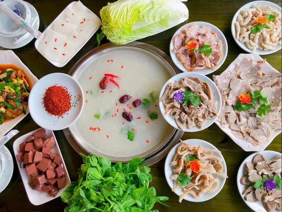 【成华区 | 驷马桥商圈】香醇浓郁羊肉汤,暖胃又暖心!88元抢门市价262元「简阳老字号羊肉汤」套餐=羊肉半斤+羊杂1斤+羊血1份+火腿肠1份+土豆1份+白萝卜1份+藕1份+白菜!