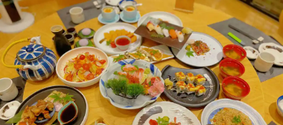 坡子街华远悠优港 锦鲤日式料理 舌尖美味自成一派 仅1元抢价值1174元2 3人餐 三文鱼 北极贝 海胆刺身 寿司拼盘等 芭芭拉