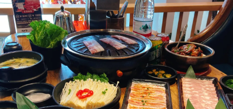 【二七万达•免预约】全国连锁1000家~烤肉料理就选九田家!¥138抢价值270「九田家烤肉」3-4人餐=秘制和牛肉+调味猪五花+烤鸡胗+荷尔蒙培根肉+烤香肠+照烧鸡腿肉+肥牛海带浓汤等N多