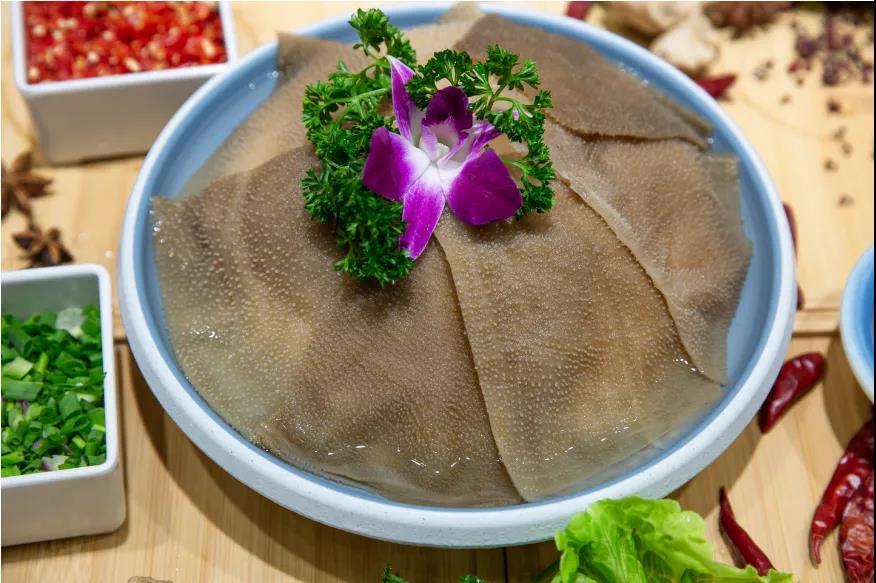 【龙泉驿区|免预约】新鲜食材,地道锅底!撑破肚皮都要吃!¥19.9抢价值122「锅迷鲜味火锅」5荤4素套餐=脆毛肚+精品肥牛+鸭血+午餐肉+鲜郡花+苕粉+木耳+土豆片+冬瓜!