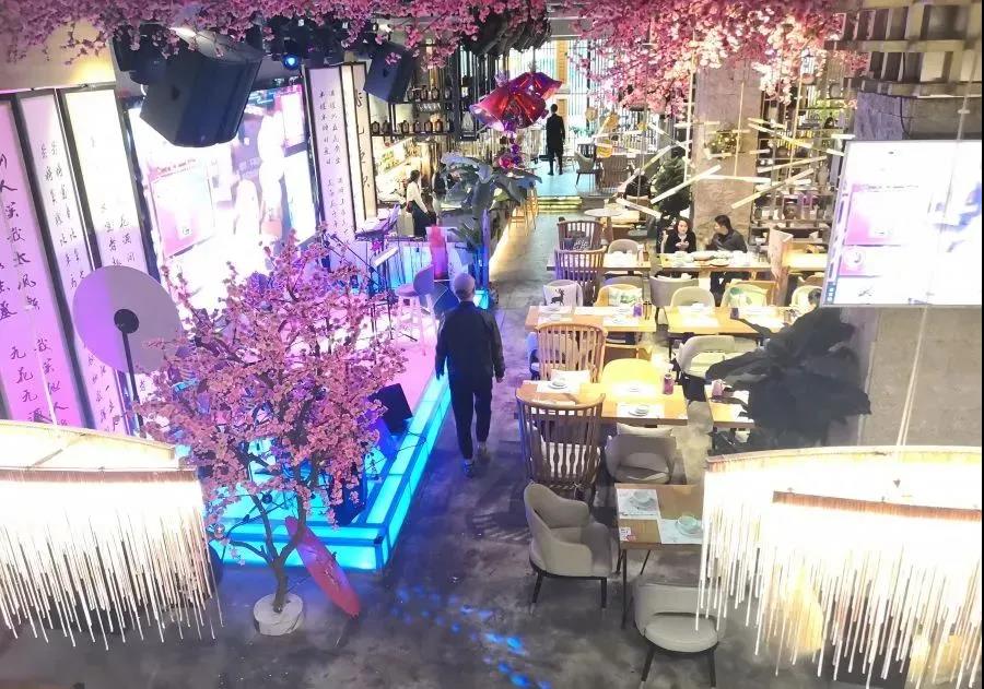 【武侯区|少陵路|醉桃花音乐餐吧】少陵路的'醉桃花'藏着成都人的江湖夜!仅29元购醉桃花听歌小坐双人餐=竹签烤大虾+碳烤五花肉+酒鬼花生+勇闯天涯6支!zui成都的夜生活都在这里!免预约!