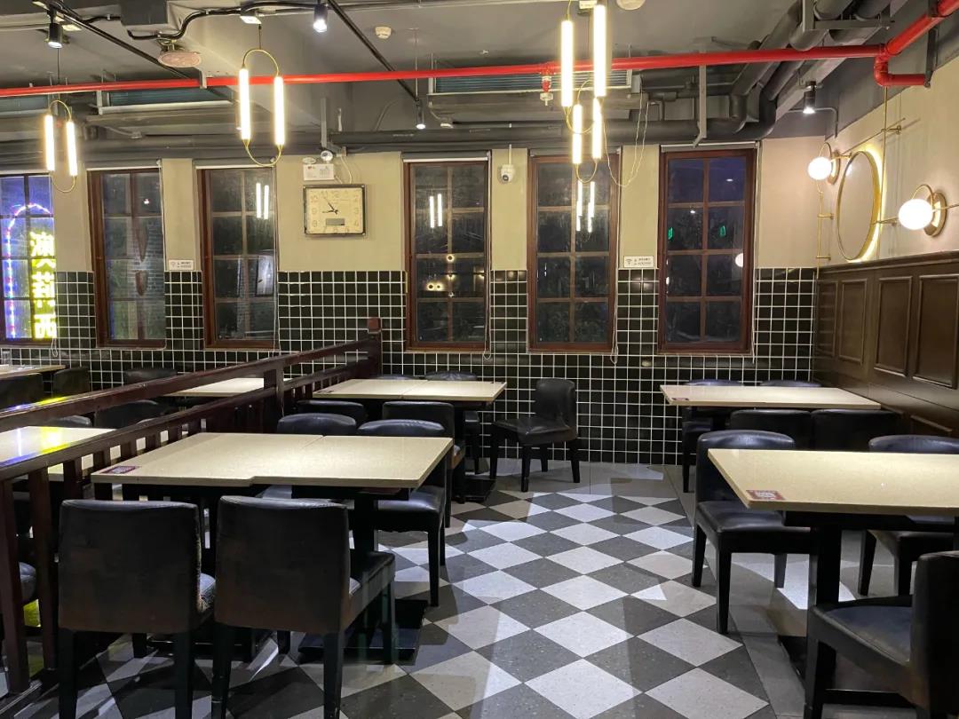 【三街两巷丨澳莉西餐厅丨南宁三十年老店】仅49.9元抢门市价81元「澳莉西餐厅」单人牛排套餐=安格斯肉眼扒+黑珍珠红豆奶茶!