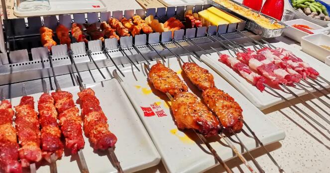 【大玉米楼对面】相约CBD醉美夜景餐厅~享受烧烤带来的美味¥69.9起抢价值191「剧漫吧烧烤工场」2-3人餐=苏尼特羊肉串+烤鸡翅+美味掌中宝等28串+芝士烤红薯+花生毛豆+杨梅酒等N多