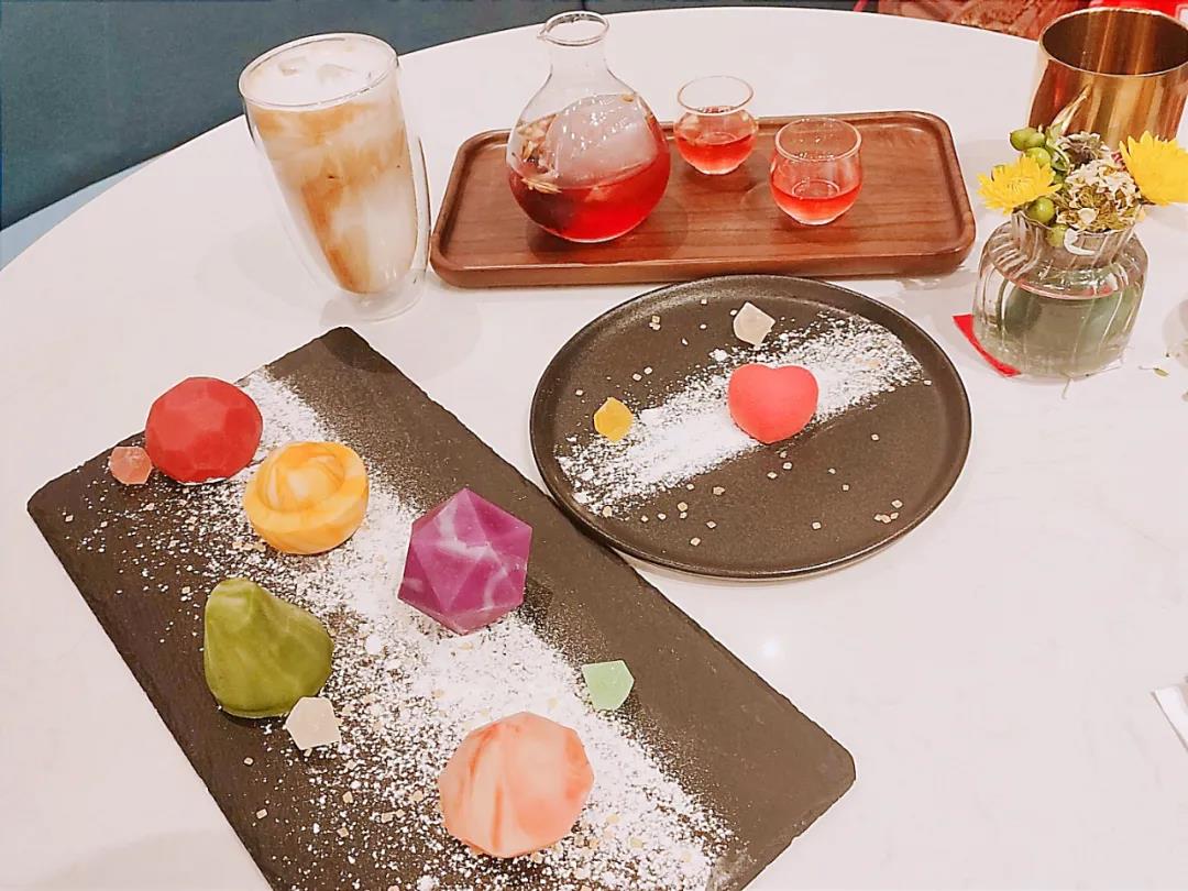 【锦江区】颜值炸裂!打卡少女系网红下午茶!¥29.9抢价值70元「富乐锦」下午茶套餐=茶饮+慕斯+琥珀糖!多种口味款式|精致礼盒