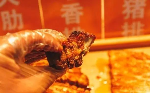 【成都|锦江区】现点现烤,大口吃肉的感觉太爽啦!¥7.8抢价值25「皇烤火排骨」烤龙骨1根!