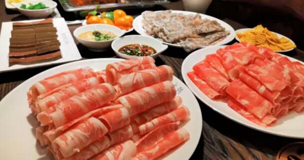 【橄榄城丨春节可用】肉欲爆棚!¥79抢价值238「好味轩火锅」豪华3人餐=牛油骨汤鸳鸯锅底+高钙羊肉6两+精品肥牛6两+乌鸡卷6两+鸭血+川粉+金针菇+生菜+手工面+20种自助小料水果小吃等任吃