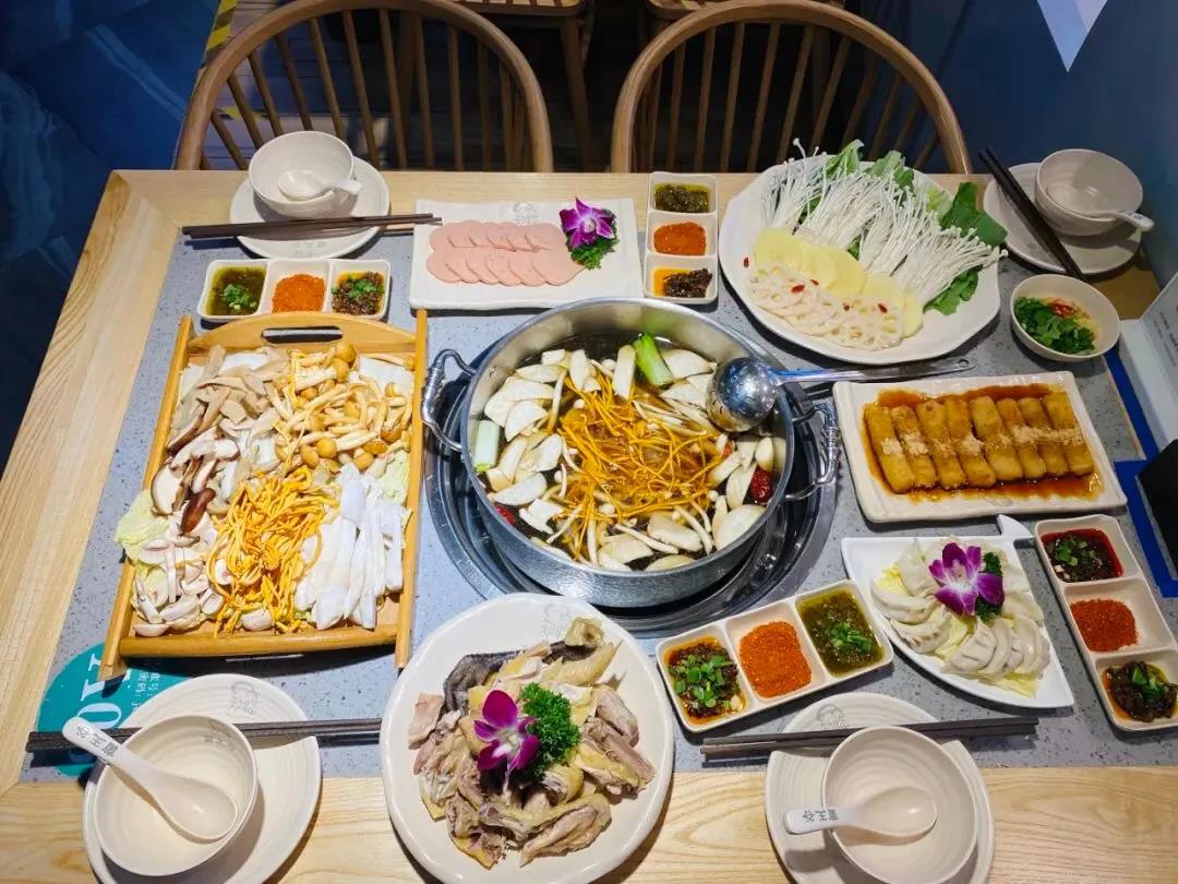 【成都5店通用】新店开业!五店同庆!冬日养身shou选!仅128元抢「知临菌王谷」4人套餐=土鸡野菌煲/猪脚野菌煲+野菌拼盘+手工野菌饺+梅林午餐肉+素菜拼盘+红糖糍粑+自助蘸料+米饭!