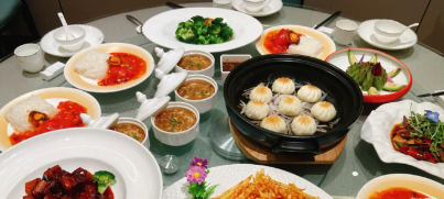 【久久缘盛宴丨宴会酒店】地铁3号线凤凰台站A口•吮指美食,高端享受!¥199抢599元4-6人餐=番茄鲍鱼捞饭+久久红烧肉+酥皮辣子鸡+椒麻猪肝N多~周末节假日通用
