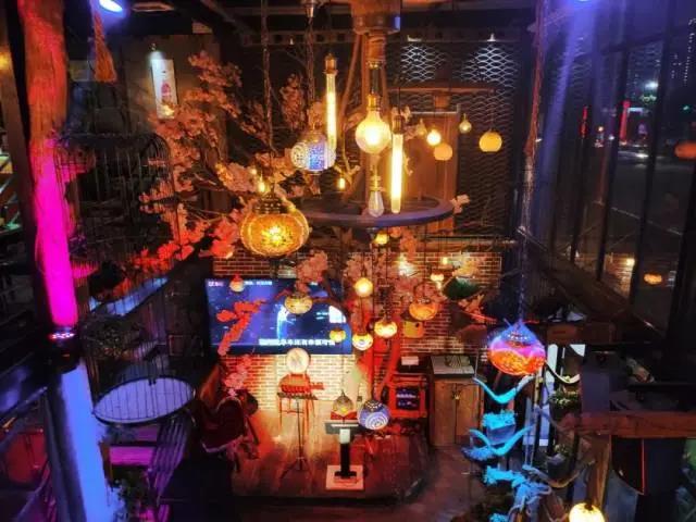 江南区·邕州老街丨赏邕江夜景!享蚝门盛宴!仅99元抢价值700元「八界时代音乐餐厅」6人蚝门盛宴套餐=生蚝100只+烤鱼/田螺鸭脚煲二选一+N!生蚝可拆分免费寄存!无套路!周末节假日通用