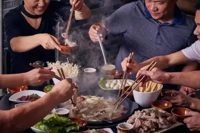 【六渡桥地铁出口·江汉路商圈】暖身暖胃,老少皆宜!仅99元抢价值249元「继哥羊肉馆」2-3人套餐=炭锅带皮鲜羊肉+羊血+香酥牛肉饼+黄酒等!