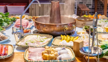 【新华联】铜火锅涮羊肉!京味十足,环境满分!打卡人都不会错过!65元抢「四尺巷子老北京涮羊肉」价值75元单人自助!全场任吃不限量