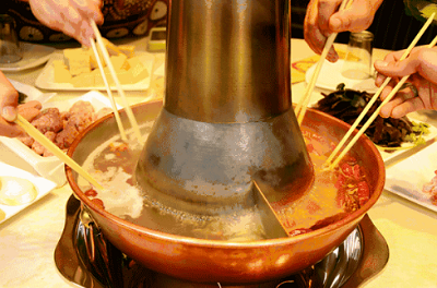 【新城区丨万寿路地铁】铜锅涮肉,要的就是这份原汁原味!¥89抢价值238元「乔东家铜锅涮肉」4人餐=锅底+鲜牛肉+羔羊肉+乌鸡卷+培根+鲜豆腐+粉丝+大白菜+金针菇+东北酸菜+白萝卜+生菜!