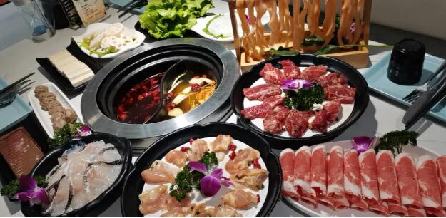 【惠济万达】只需一口,鲜到飞起!!¥139抢价值355「三不牛腩火锅」4-5人餐=锅底+招牌土黄牛腩+呼伦贝尔小羔羊+潮汕手工牛肉丸+三不油皇鸡+鸭肠+现切黑鱼片+鸭血等!