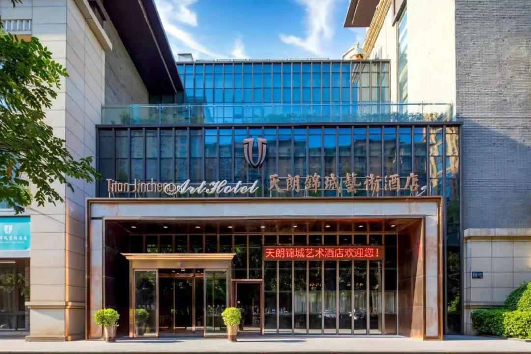 【春节可用】【老城根】高端酒店出品,料理有保障!¥588抢「天朗锦城艺术酒店」年夜饭8人餐=老陕全家福+老陕葫芦鸡+剁椒鱼头+秦椒锅巴水煮肉片+老陕全家福+梅菜扣肉+梅菜扣肉+麻味藤椒鸭等17道菜