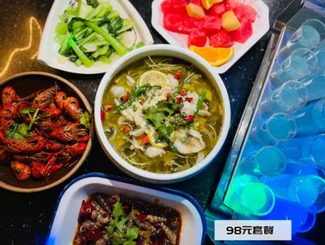 【淮河路步行街】美酒与音乐的魅力在此交汇!仅98元抢门市价306元「辰色酒馆」2-3人套餐=卤味龙虾1份+柠檬酸菜鱼1份+N